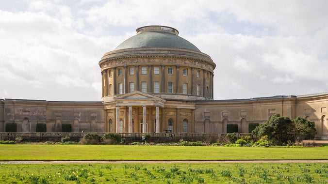 A sunny view of the Rotunda from across the North Lawn